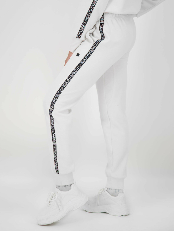 Alife and Kickin Bele ženske trenirke s pentljo Alife and Kickin