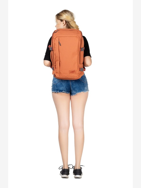 CabinZero Oranžni unisex nahrbtnik CabinZero Adventure Sahara Sand (32L)