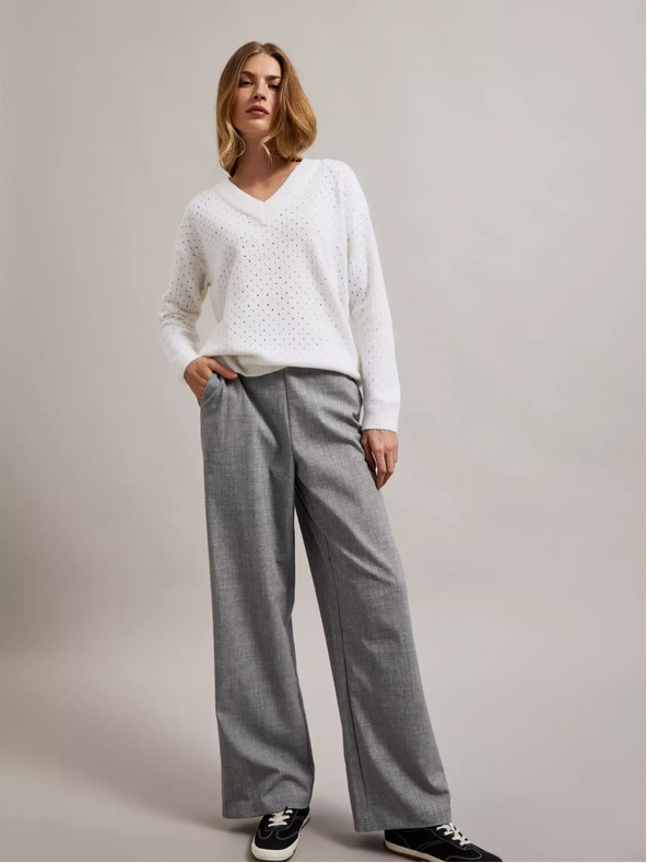 Moodo Beli pulover Moodo z odprtim vratom v obliki črke V