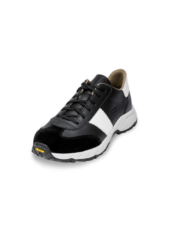 Vasky Botas Nordic Black- Moške usnjene zunanje superge / škornji črno-bele barve češke proizvodnje iz Zlina