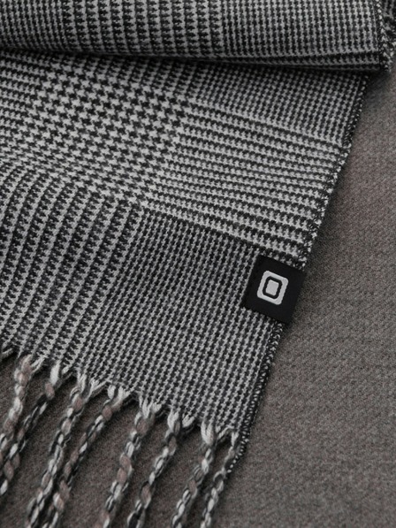 Ombre Clothing Moški obojestranski kvačkan šal s čopki črno-bele barve Ombre Clothing