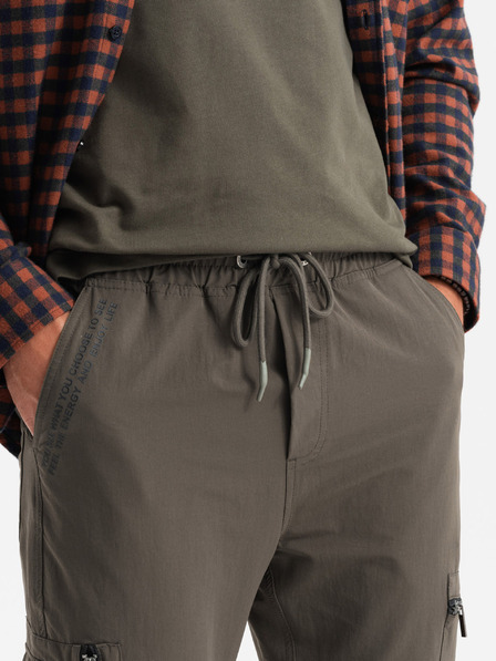 Ombre Clothing Moške jogger hlače z žepi in potiskom temno olivno zelene barve Ombre oblačila