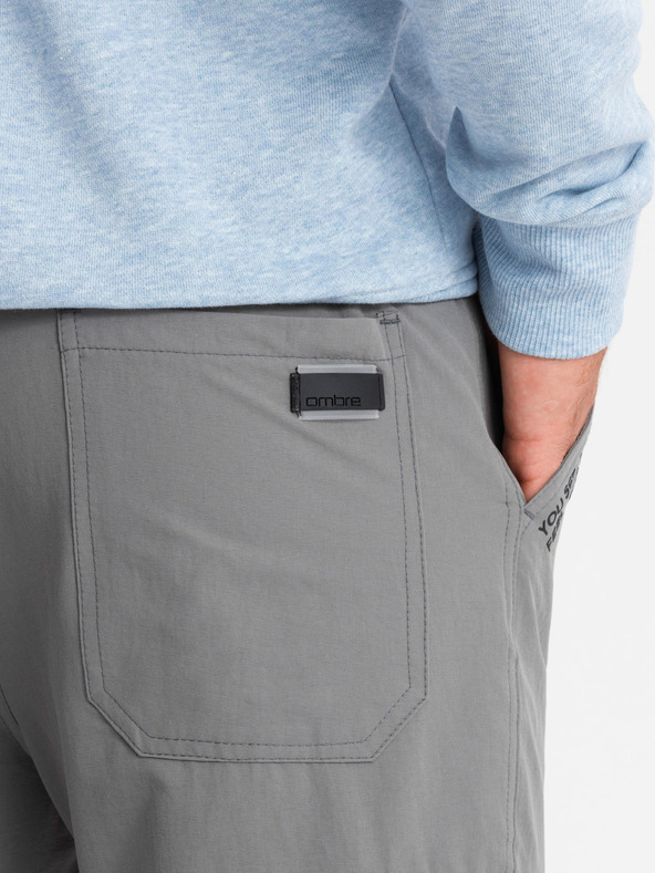 Ombre Clothing Moške jogger hlače z žepi in potiskom sive barve Ombre oblačila