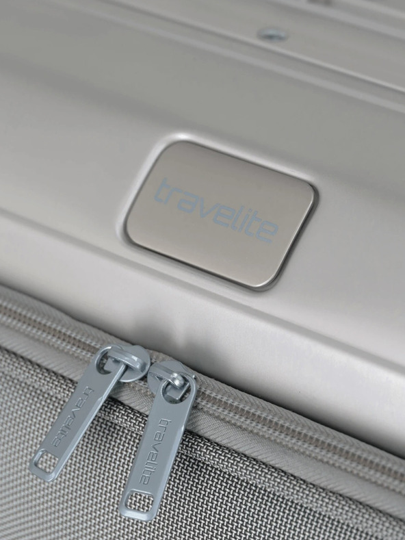 Travelite Potovalni kovček Travelite Next 4w S s sprednjim žepom v srebrni barvi