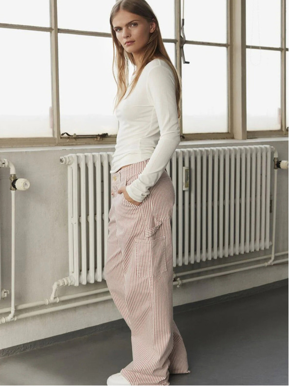 Sofie Schnoor Belo-rdeče črtaste vrečaste ženske hlače Sofie Schnoor