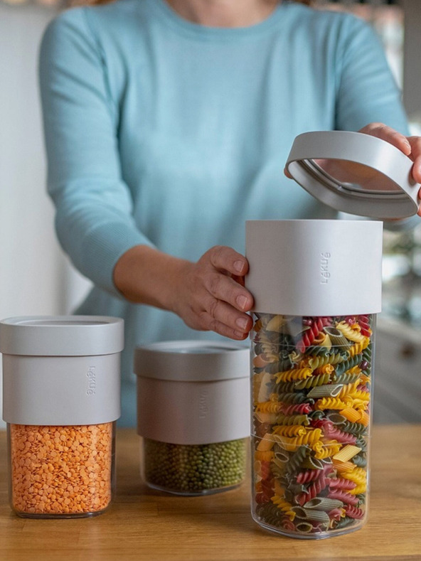 Lékué Komplet treh posod za shranjevanje suhe hrane v svetlo sivi barvi Lékué Flip Storage Set