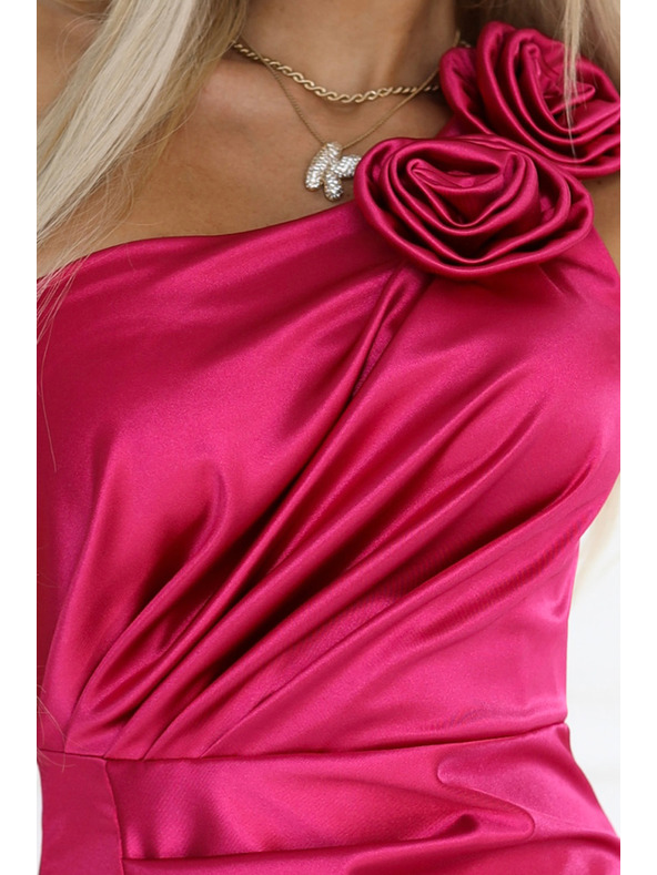 numoco AURORA Satenaste dolge obleke na eno ramo z rožo in razporkom | Roza