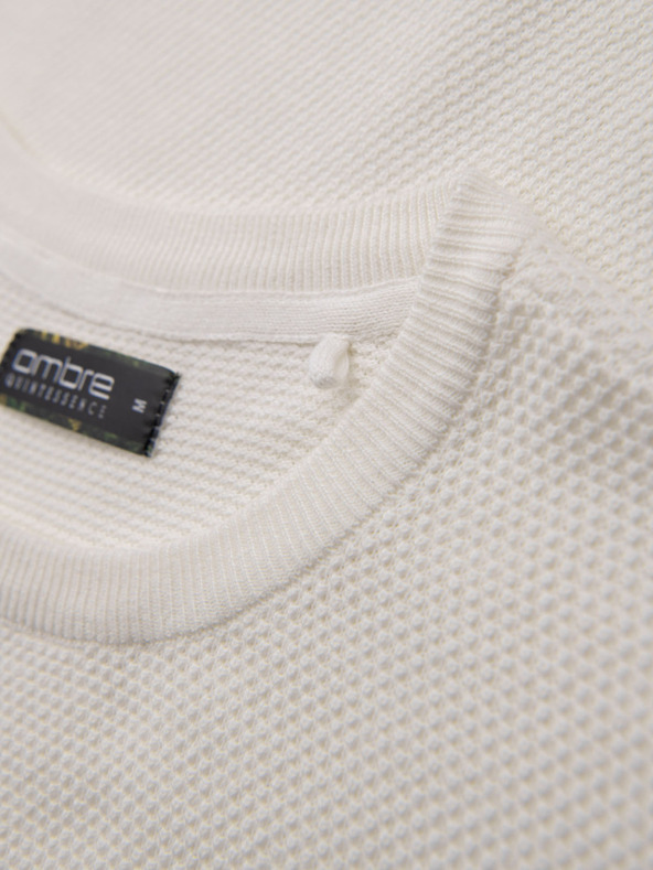 Ombre Clothing Moška pletena majica z nežno teksturo - bela