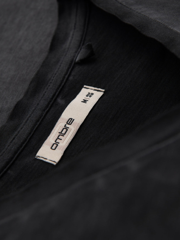 Ombre Clothing Moška bombažna majica z V-izrezom in opranim učinkom - črna
