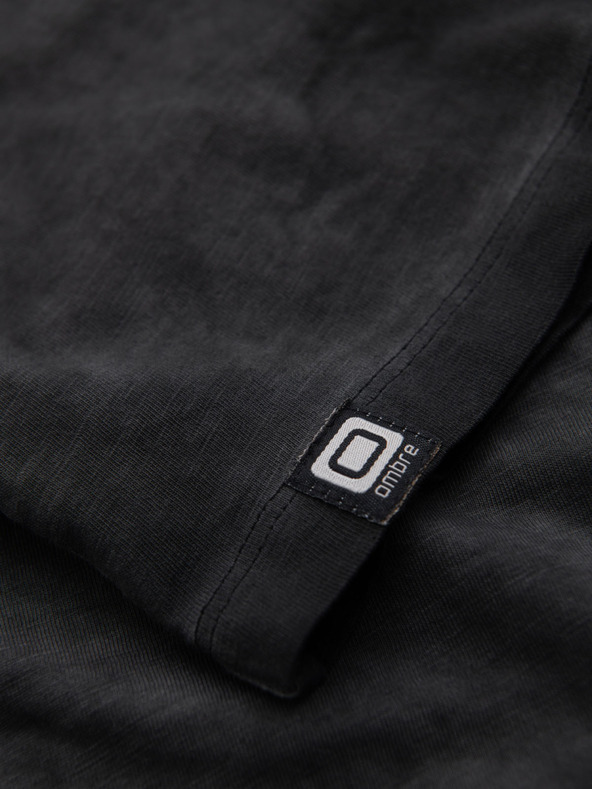 Ombre Clothing Moška bombažna majica z V-izrezom in opranim učinkom - črna