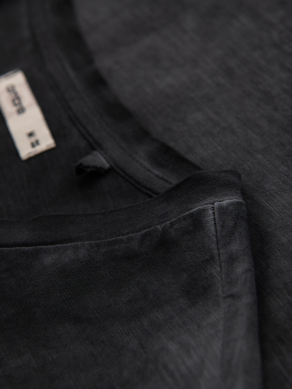 Ombre Clothing Moška bombažna majica z V-izrezom in opranim učinkom - črna