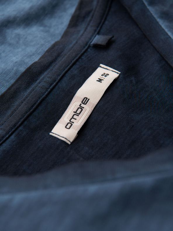 Ombre Clothing Moška bombažna majica z V-izrezom in opranim učinkom - temno modra