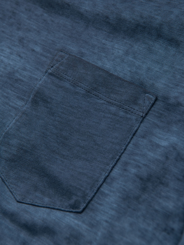 Ombre Clothing Moška bombažna majica z V-izrezom in opranim učinkom - temno modra