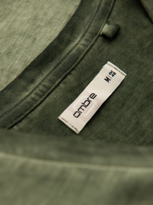 Ombre Clothing Moška bombažna majica z V-izrezom in opranim učinkom - olivno zelena