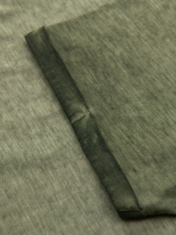 Ombre Clothing Moška bombažna majica z V-izrezom in opranim učinkom - olivno zelena