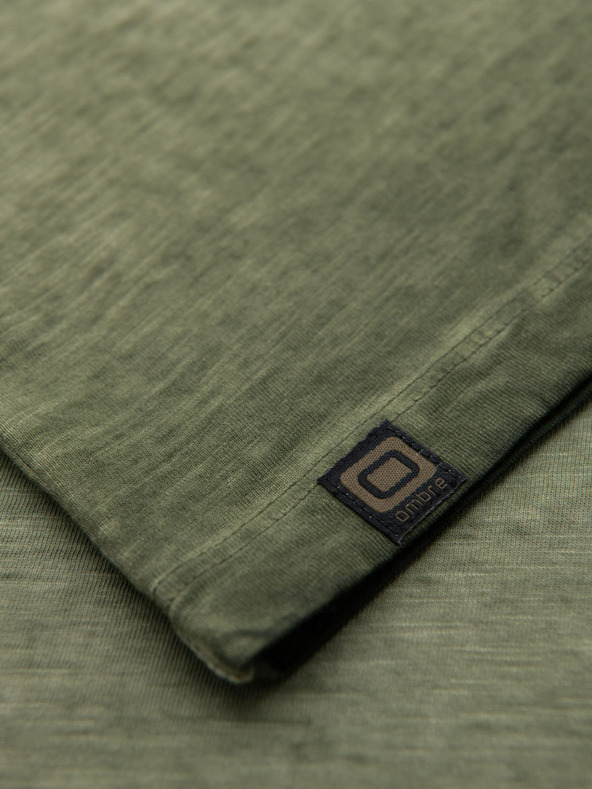 Ombre Clothing Moška bombažna majica z V-izrezom in opranim učinkom - olivno zelena