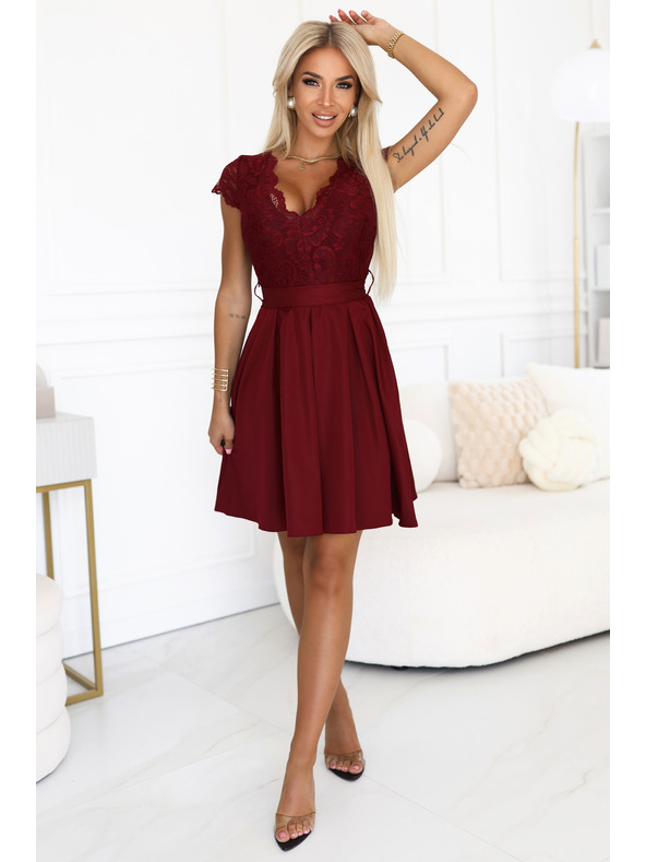 numoco Čipkaste obleke ANNA z izrezom in razširjenim krilom - vinsko rdeče