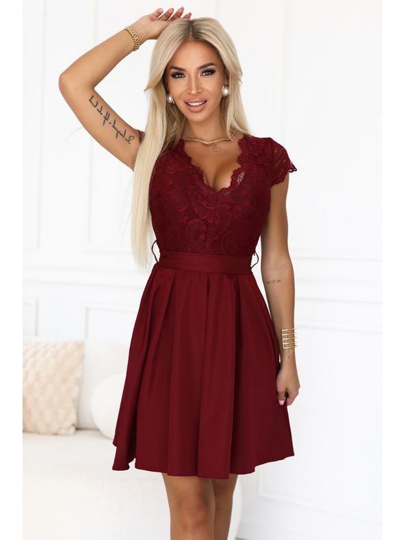 numoco Čipkaste obleke ANNA z izrezom in razširjenim krilom - vinsko rdeče
