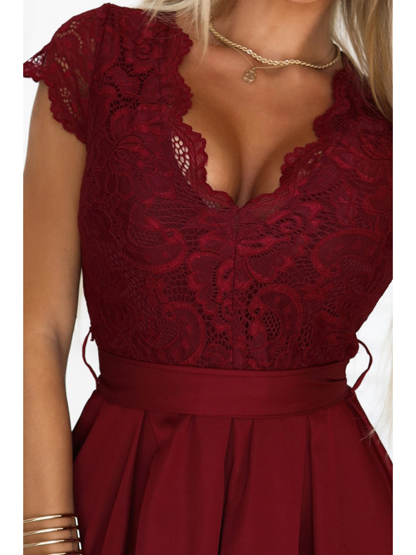 numoco Čipkaste obleke ANNA z izrezom in razširjenim krilom - vinsko rdeče