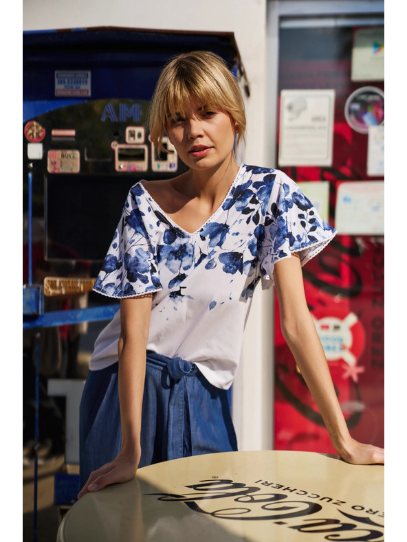 Moodo Bela bluza z modrimi cvetovi