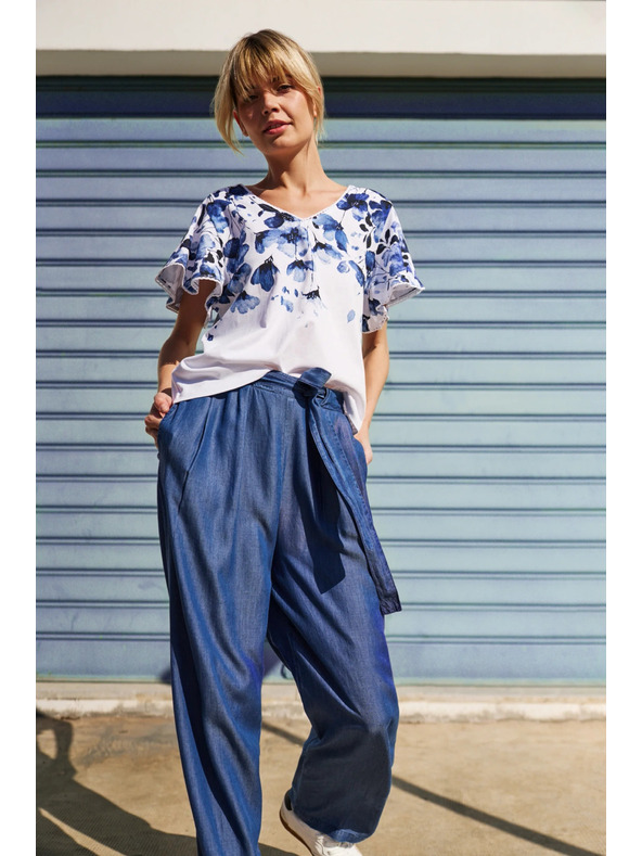 Moodo Bela bluza z modrimi cvetovi