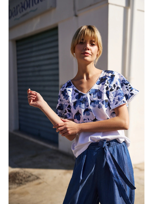 Moodo Bela bluza z modrimi cvetovi