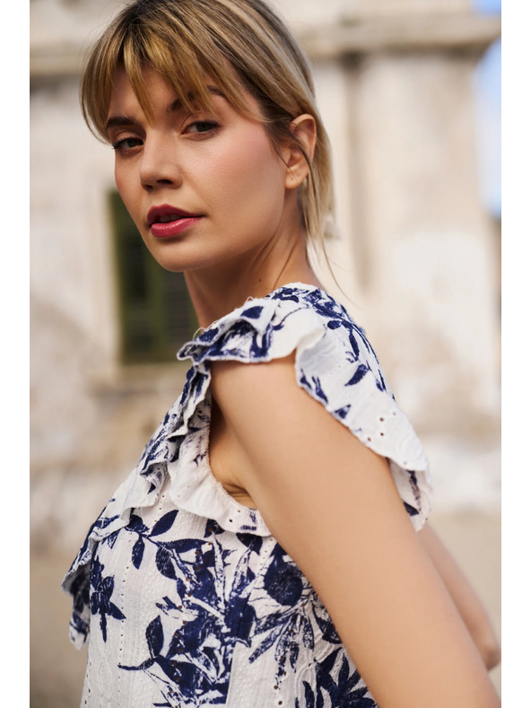 Moodo Ženska majica Moodo – bela z modrimi cvetovi