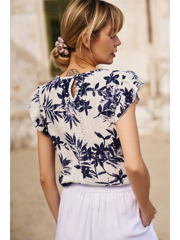 Moodo Ženska majica Moodo – bela z modrimi cvetovi
