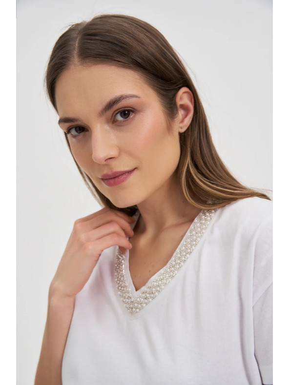 Moodo Žensko majčko z okrašenim izrezom – belo