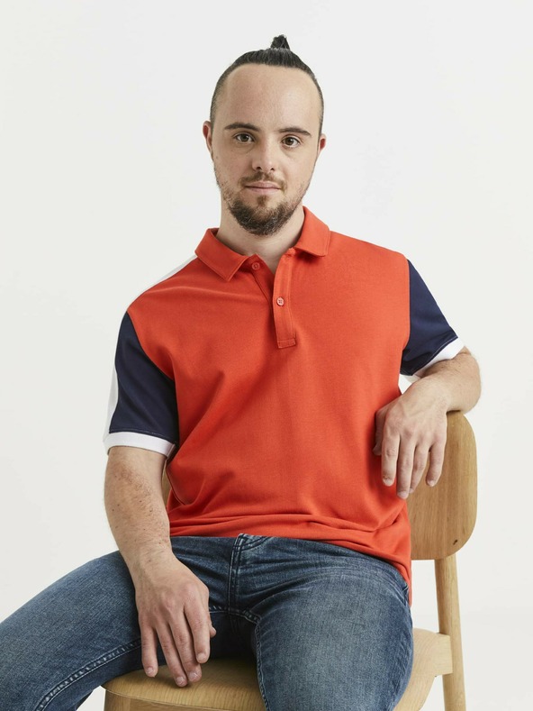 Celio Modra in oranžna moška polo majica Celio