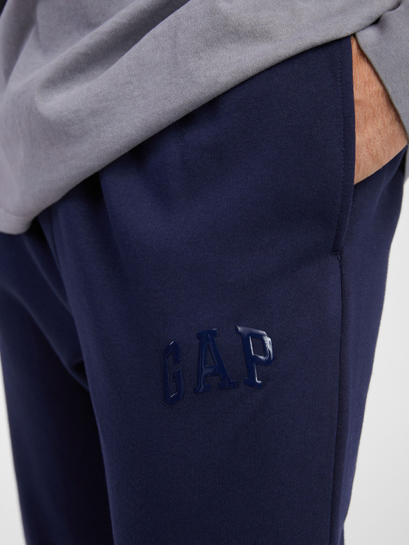 GAP Superge z logotipom GAP