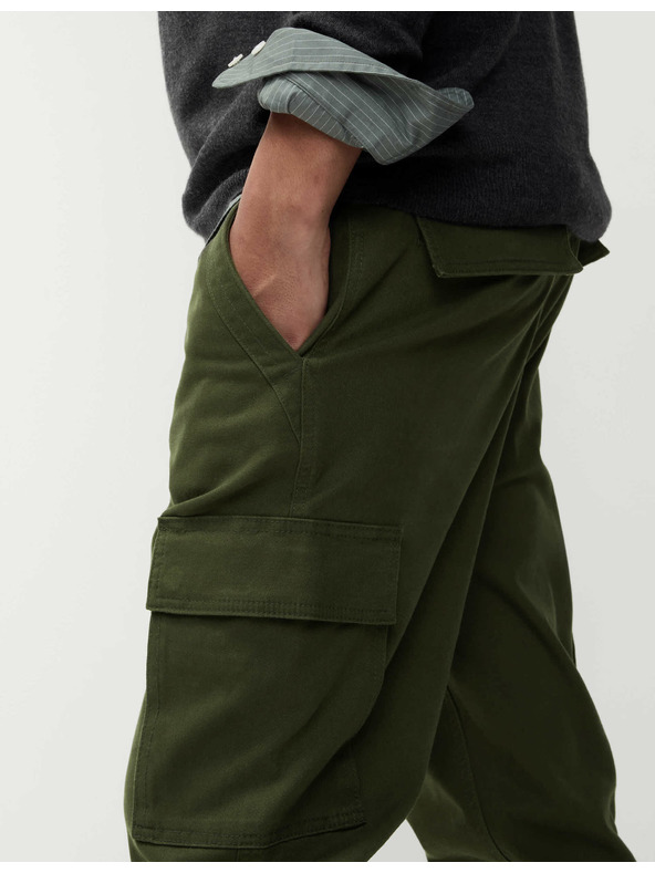 Marks & Spencer Raztegljive hlače z žepi, rahlo zoženega kroja Marks & Spencer zelena