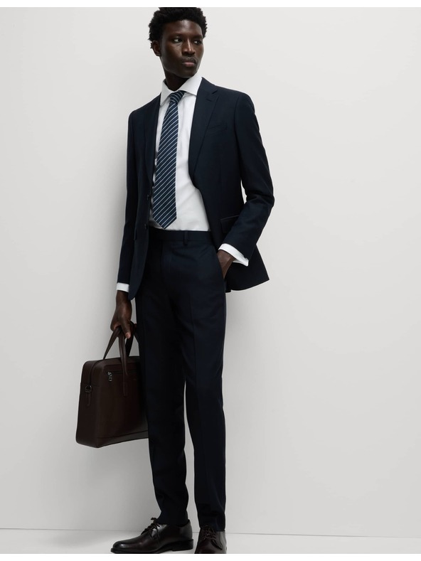 Marks & Spencer Rahlo prilegajoča se srajca iz razkošnega bombaža z dvojnimi manšetami Marks & Spencer bela