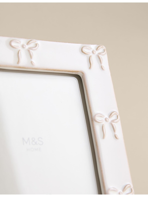 Marks & Spencer Foto okvir s keramično pentljo 4x6 palcev Marks & Spencer bela