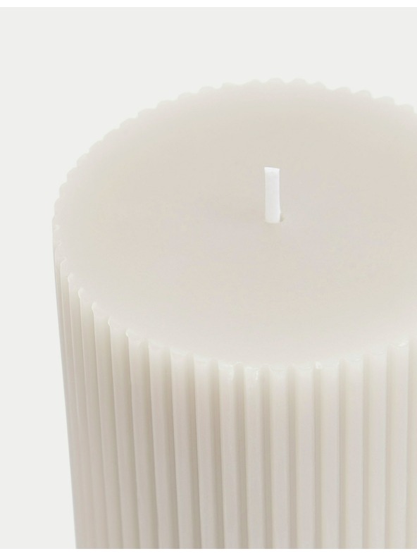 Marks & Spencer Naguban stebričast svečnik Marks & Spencer siva