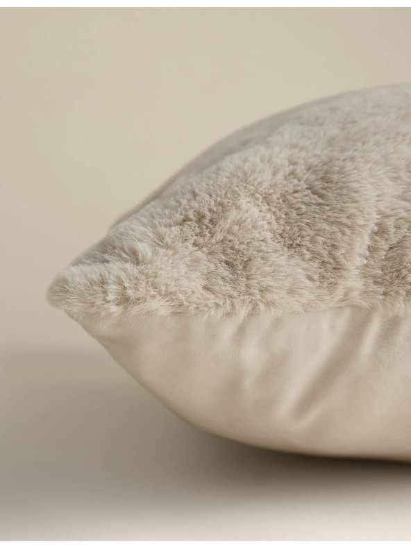 Marks & Spencer Izjemno mehka blazinica iz umetnega krzna Marks & Spencer smetanova