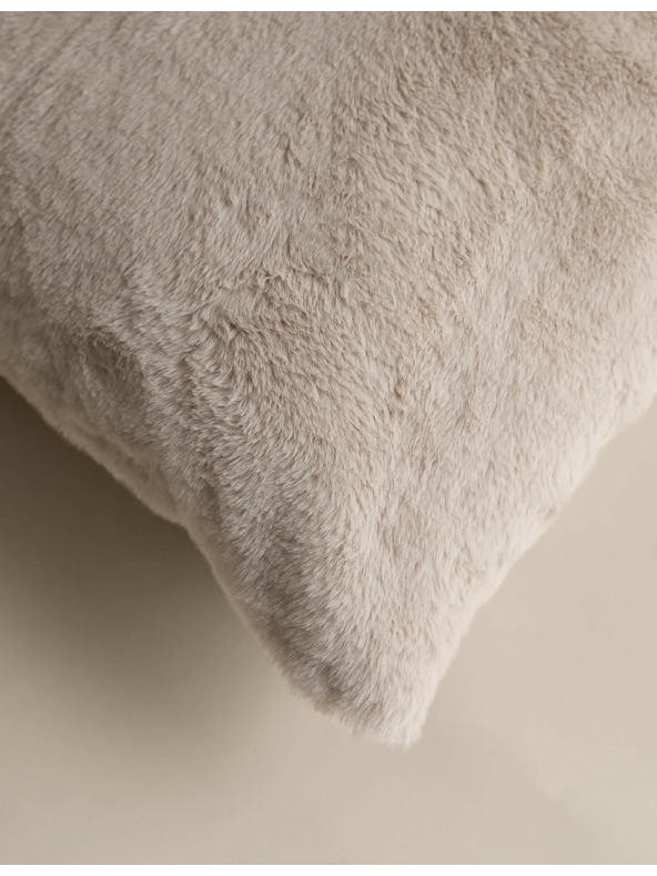 Marks & Spencer Izjemno mehka blazinica iz umetnega krzna Marks & Spencer smetanova