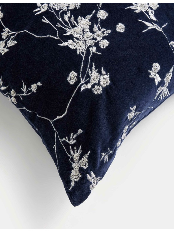 Marks & Spencer Žametna blazina z vezenimi češnjevimi cvetovi Marks & Spencer mornarsko modra