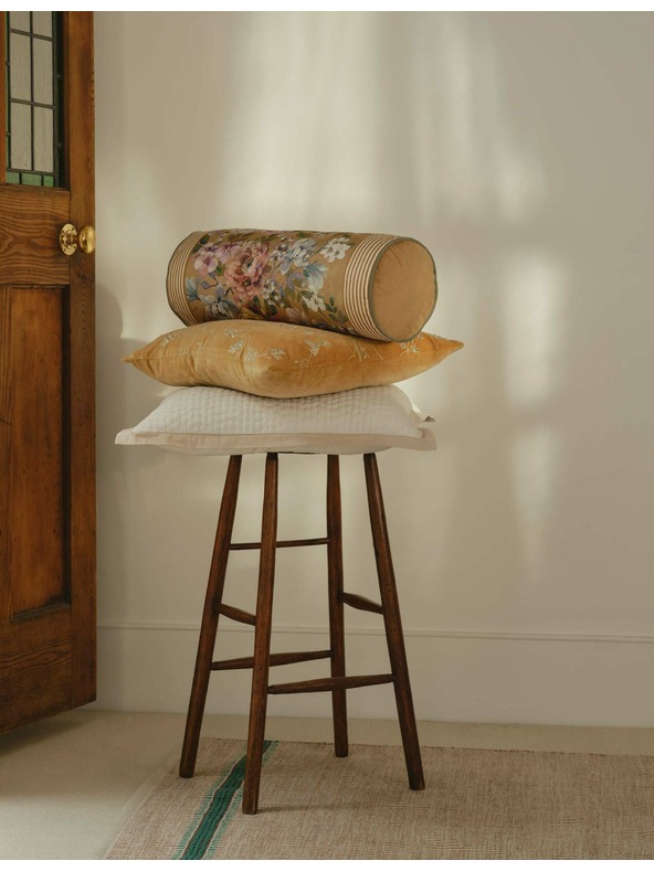 Marks & Spencer Žametna blazina z vezenimi češnjevimi cvetovi Marks & Spencer zlata