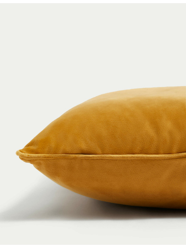 Marks & Spencer Žametni vzglavnik z obrobjem Marks & Spencer rumena