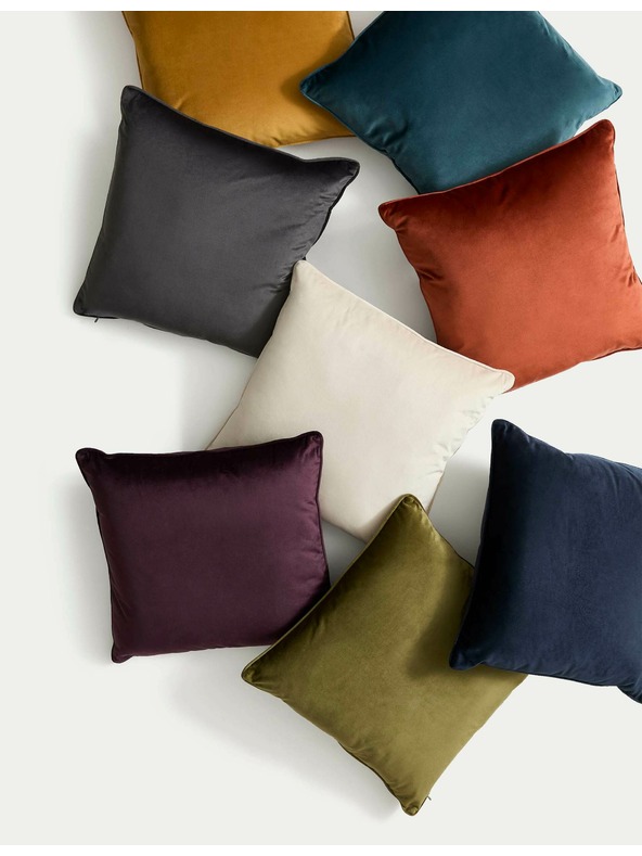 Marks & Spencer Žametni vzglavnik z obrobjem Marks & Spencer rumena