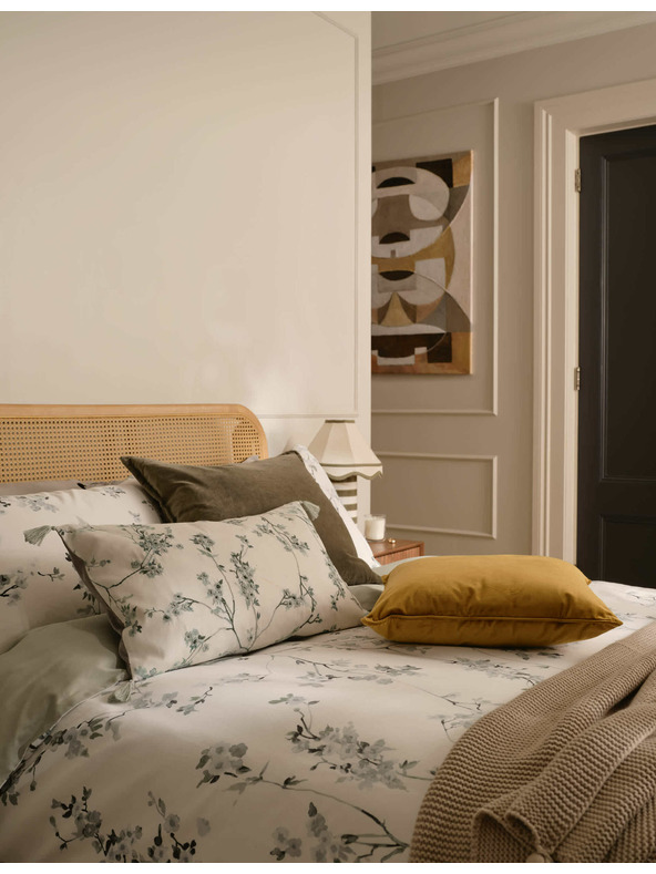 Marks & Spencer Žametni vzglavnik z obrobjem Marks & Spencer rumena