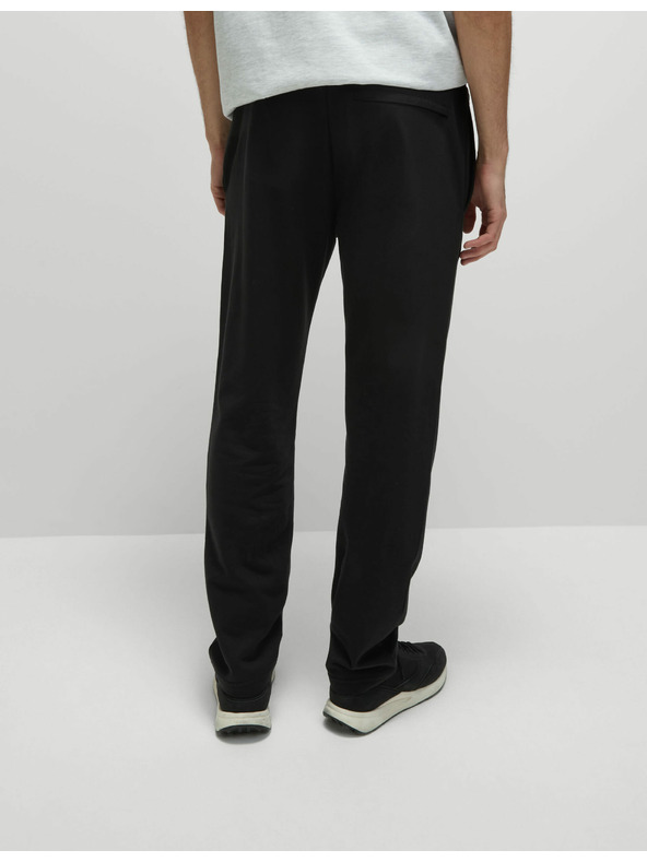 Marks & Spencer Trenirka z ravnimi hlačnicami, vrvico in visokim deležem bombaža Marks & Spencer črna