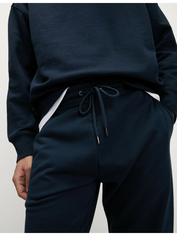 Marks & Spencer Trenirka z ravnimi hlačnicami, vrvico in visokim deležem bombaža Marks & Spencer mornarsko modra