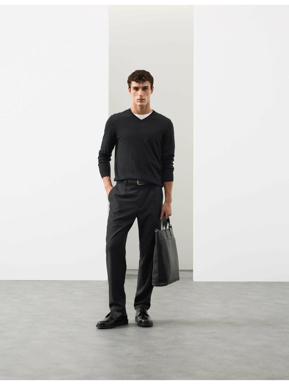 Marks & Spencer V-izrez pulover iz čiste izjemno fine merinove volne Marks & Spencer črna