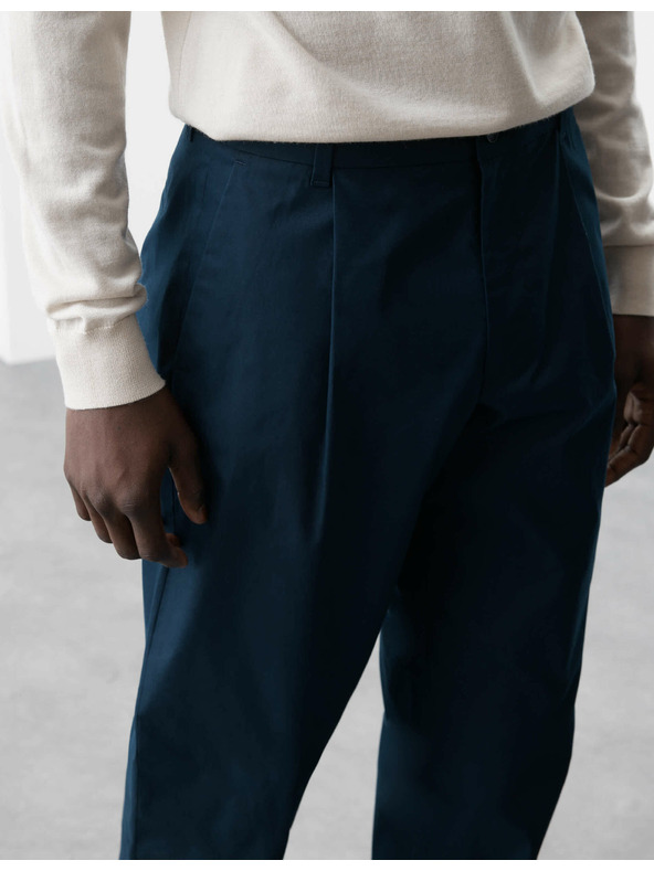 Marks & Spencer Super lahke chino hlače, rahlo zožen rez Marks & Spencer mornarsko modra