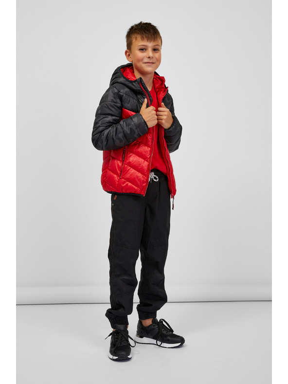 Sam 73 Črno-rdeča fantovska prešita jakna s kapuco SAM 73 Jerry