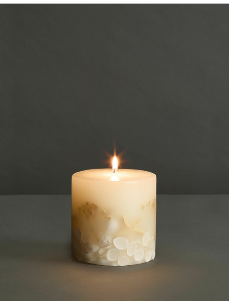 Marks & Spencer Dišeča sveča z morskimi školjkami Marks & Spencer večbarvna