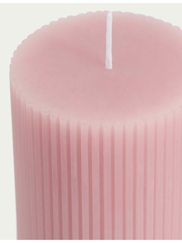 Marks & Spencer Sveča z vrezanim stebričkom Marks & Spencer roza