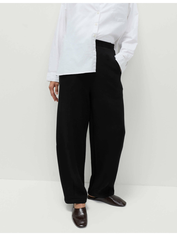 Marks & Spencer Trenirka prilégajočega kroja Marks & Spencer črna